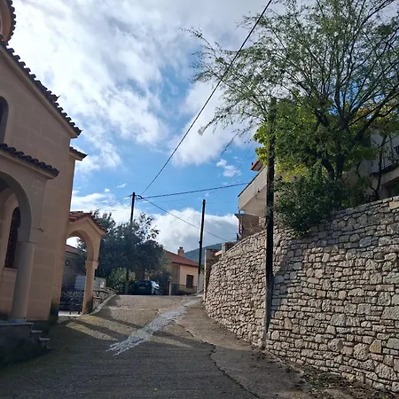 Nyaraló πλατανα αστρους αρκαδίας χωριατικο σπίτι για φυση και ηρεμία Rounaiika